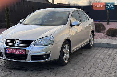 Седан Volkswagen Jetta 2010 в Луцьку