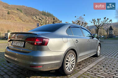 Седан Volkswagen Jetta 2015 в 