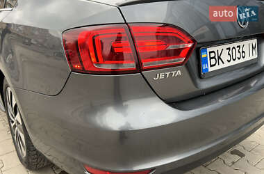 Седан Volkswagen Jetta 2012 в 