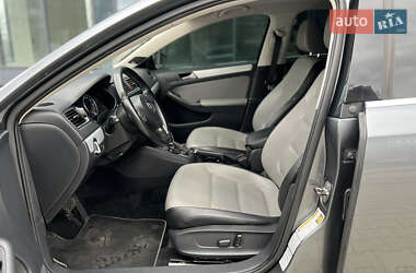 Седан Volkswagen Jetta 2012 в 