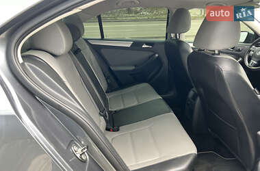 Седан Volkswagen Jetta 2012 в 
