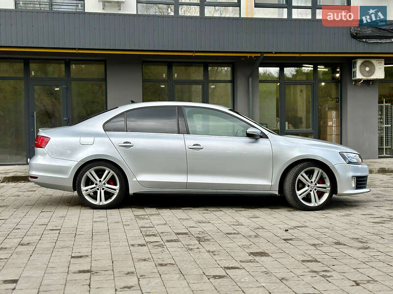 Седан Volkswagen Jetta 2015 в Новояворівську