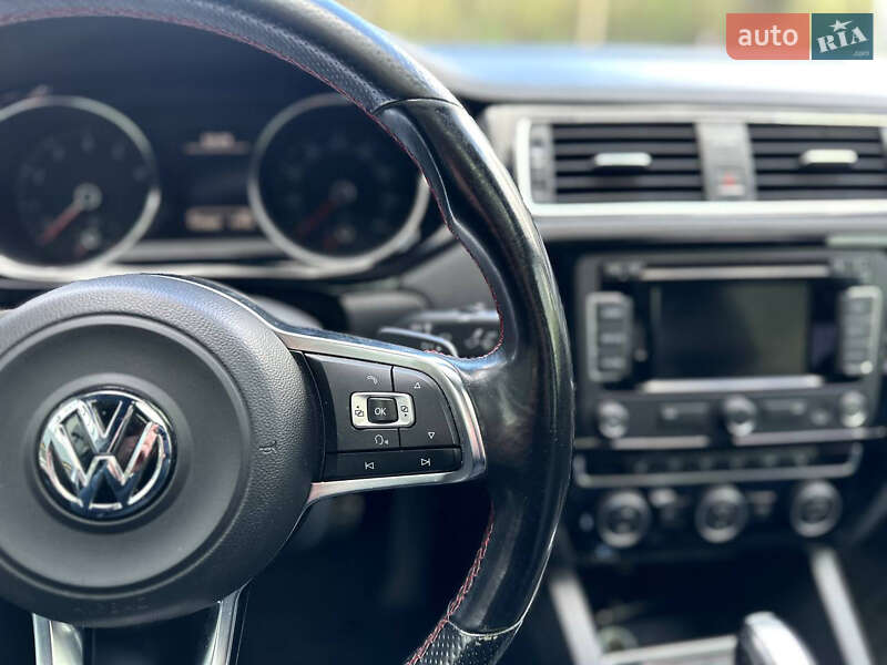Седан Volkswagen Jetta 2015 в Новояворівську