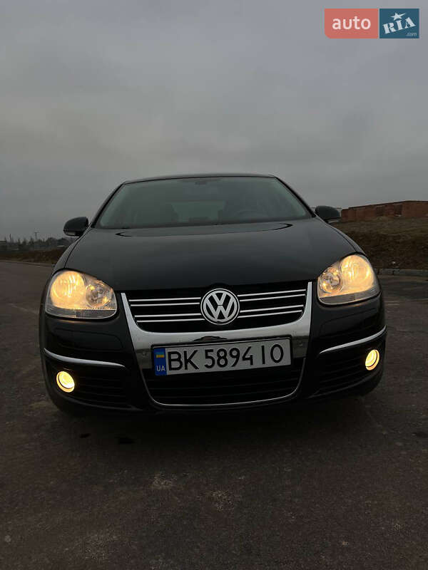 Седан Volkswagen Jetta 2010 в Рівному