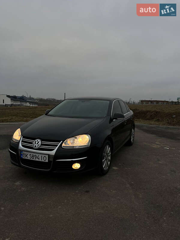 Седан Volkswagen Jetta 2010 в Рівному