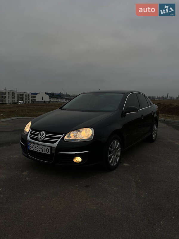 Седан Volkswagen Jetta 2010 в Рівному