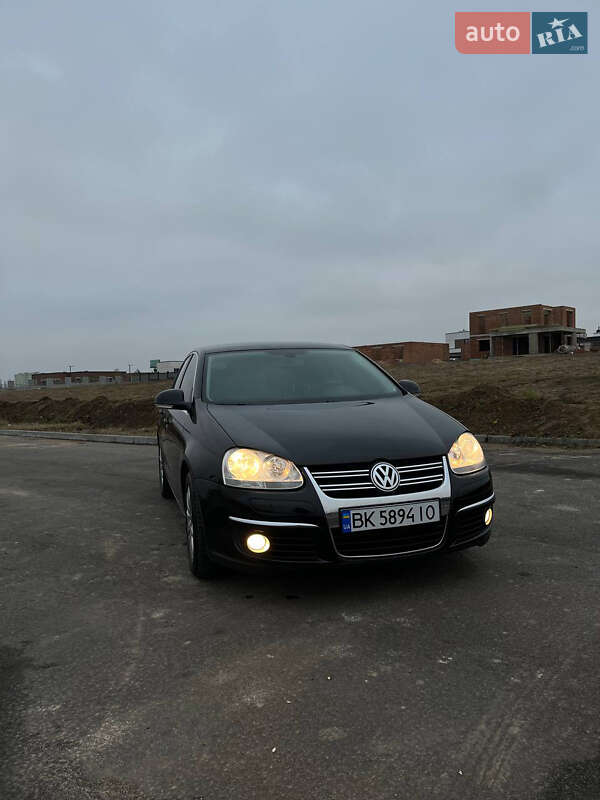 Седан Volkswagen Jetta 2010 в Рівному
