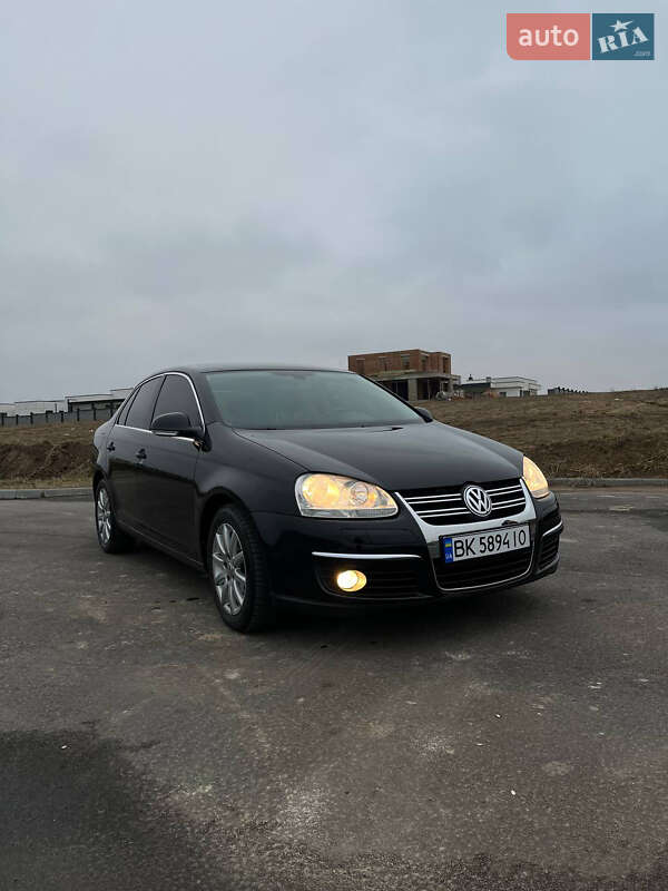 Седан Volkswagen Jetta 2010 в Рівному