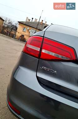 Седан Volkswagen Jetta 2015 в 