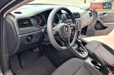 Седан Volkswagen Jetta 2015 в 
