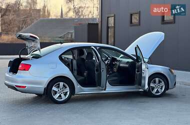 Седан Volkswagen Jetta 2011 в 
