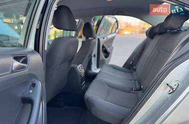Седан Volkswagen Jetta 2011 в 