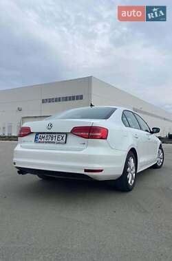 Седан Volkswagen Jetta 2015 в Львове