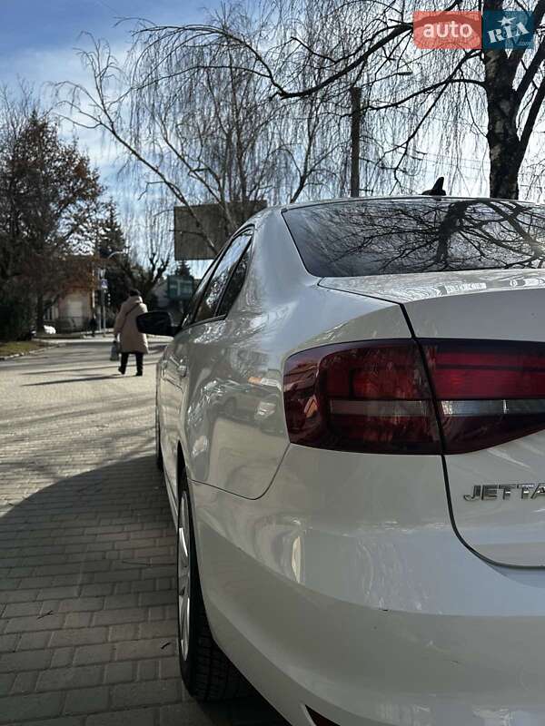 Седан Volkswagen Jetta 2015 в Чернівцях