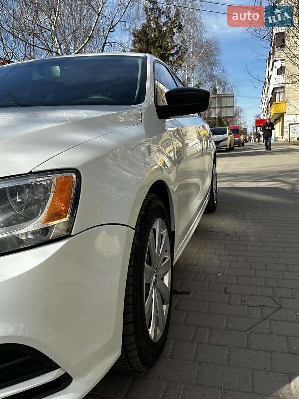 Седан Volkswagen Jetta 2015 в Чернівцях