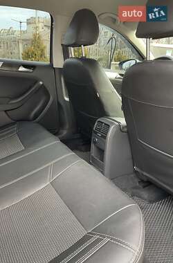 Седан Volkswagen Jetta 2011 в 