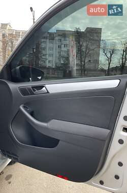 Седан Volkswagen Jetta 2011 в 