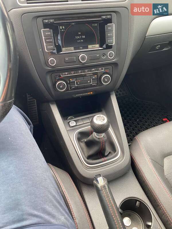 Седан Volkswagen Jetta 2012 в Львові