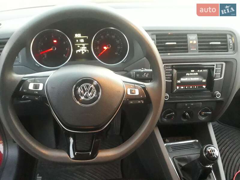 Седан Volkswagen Jetta 2016 в Окнах