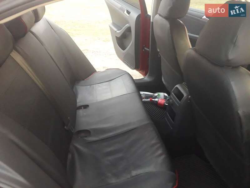 Седан Volkswagen Jetta 2016 в Окнах