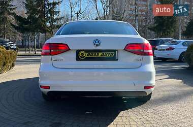 Седан Volkswagen Jetta 2015 в 
