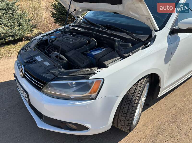 Седан Volkswagen Jetta 2014 в Львові