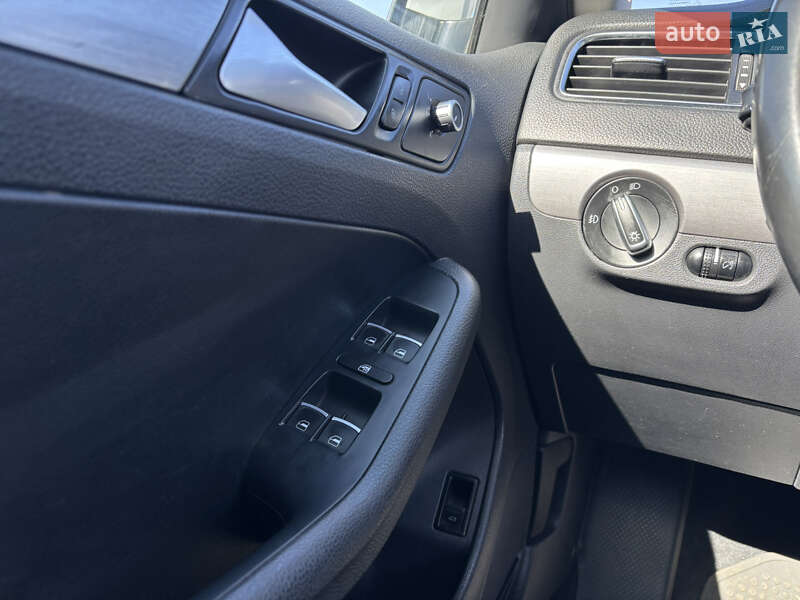 Седан Volkswagen Jetta 2014 в Львові