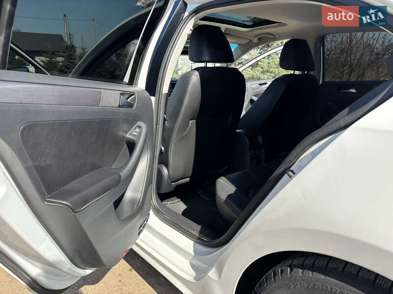 Седан Volkswagen Jetta 2014 в Львові