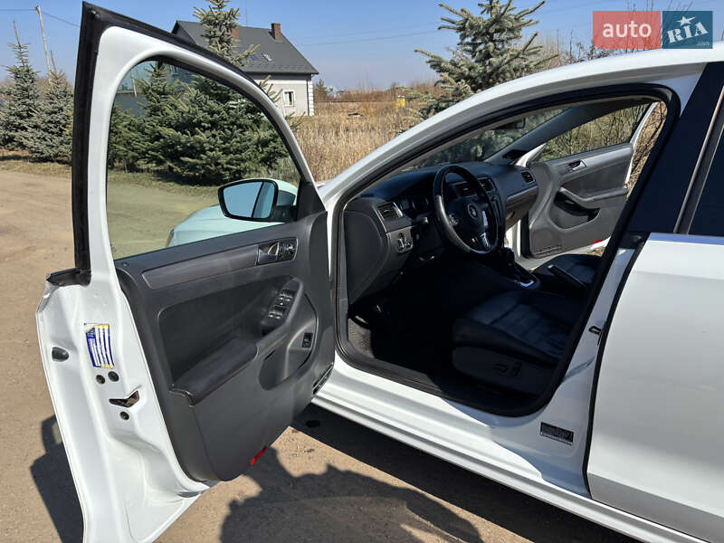 Седан Volkswagen Jetta 2014 в Львові
