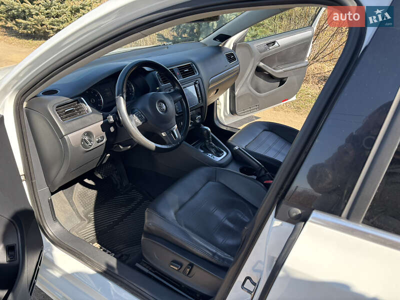 Седан Volkswagen Jetta 2014 в Львові