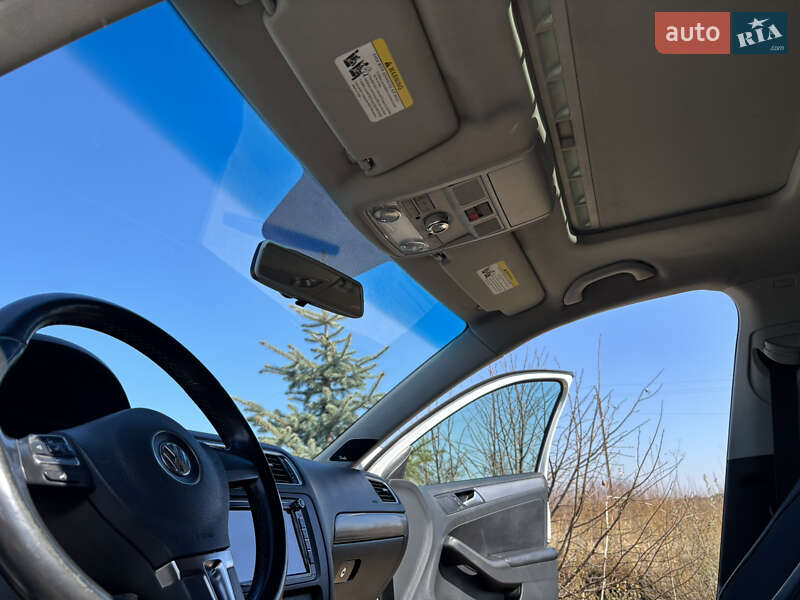Седан Volkswagen Jetta 2014 в Львові