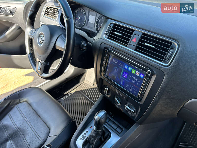 Седан Volkswagen Jetta 2014 в Львові