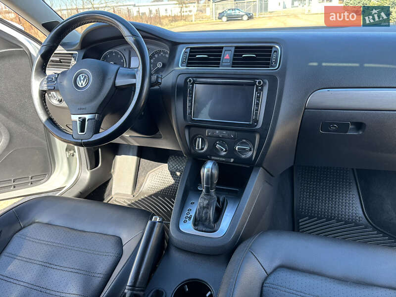 Седан Volkswagen Jetta 2014 в Львові