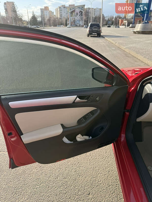 Седан Volkswagen Jetta 2013 в Харькове