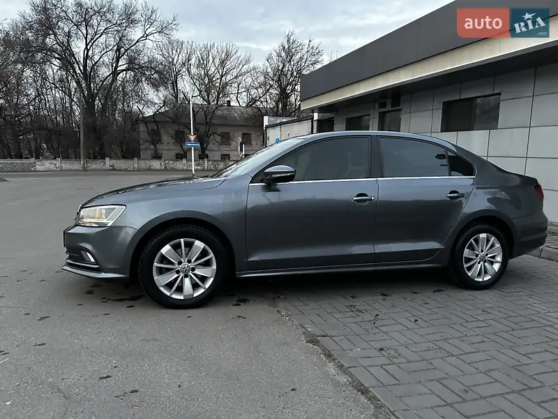Седан Volkswagen Jetta 2016 в 