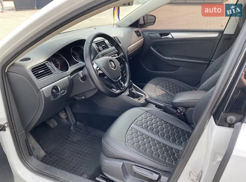 Седан Volkswagen Jetta 2016 в 