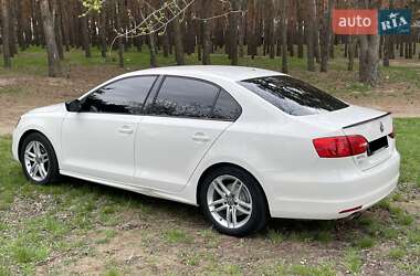 Седан Volkswagen Jetta 2011 в 