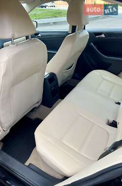 Седан Volkswagen Jetta 2012 в 