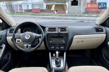 Седан Volkswagen Jetta 2012 в 