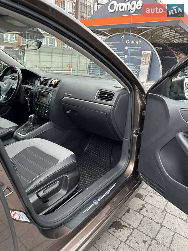 Седан Volkswagen Jetta 2011 в Львове