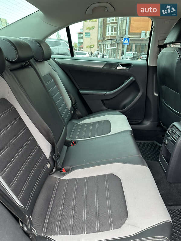 Седан Volkswagen Jetta 2011 в Львове