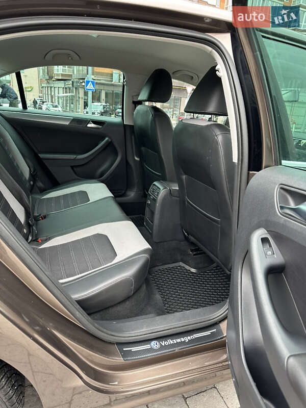 Седан Volkswagen Jetta 2011 в Львове