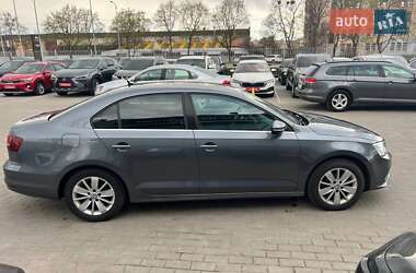 Седан Volkswagen Jetta 2016 в 