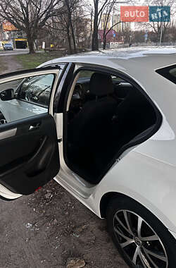 Седан Volkswagen Jetta 2016 в 