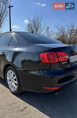 Седан Volkswagen Jetta 2011 в 