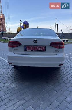 Седан Volkswagen Jetta 2015 в 