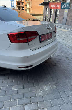 Седан Volkswagen Jetta 2015 в 