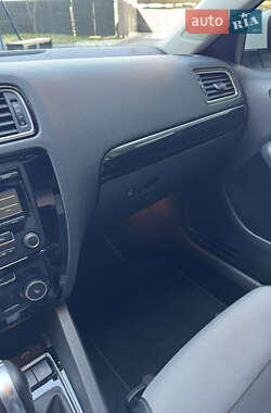 Седан Volkswagen Jetta 2015 в 