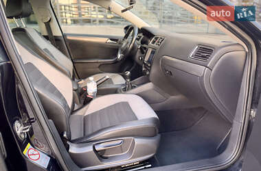 Седан Volkswagen Jetta 2013 в 