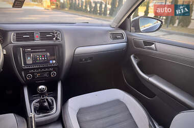 Седан Volkswagen Jetta 2013 в 